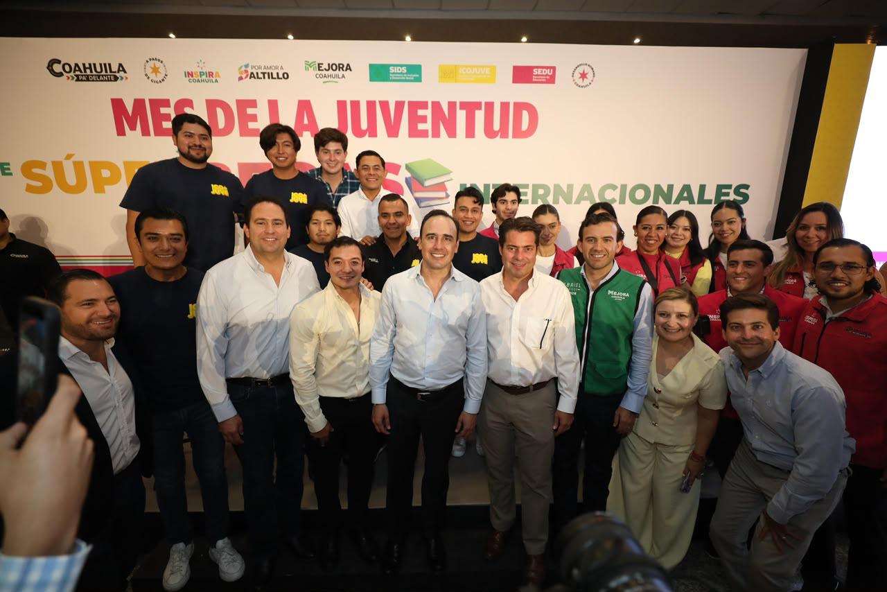 ENTREGA MANOLO "SÚPER BECAS" A JÓVENES COAHUILENSES