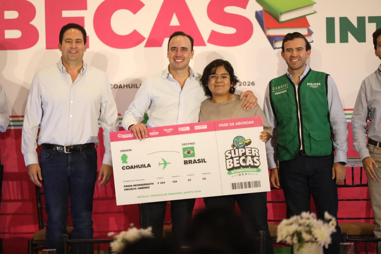 ENTREGA MANOLO "SÚPER BECAS" A JÓVENES COAHUILENSES