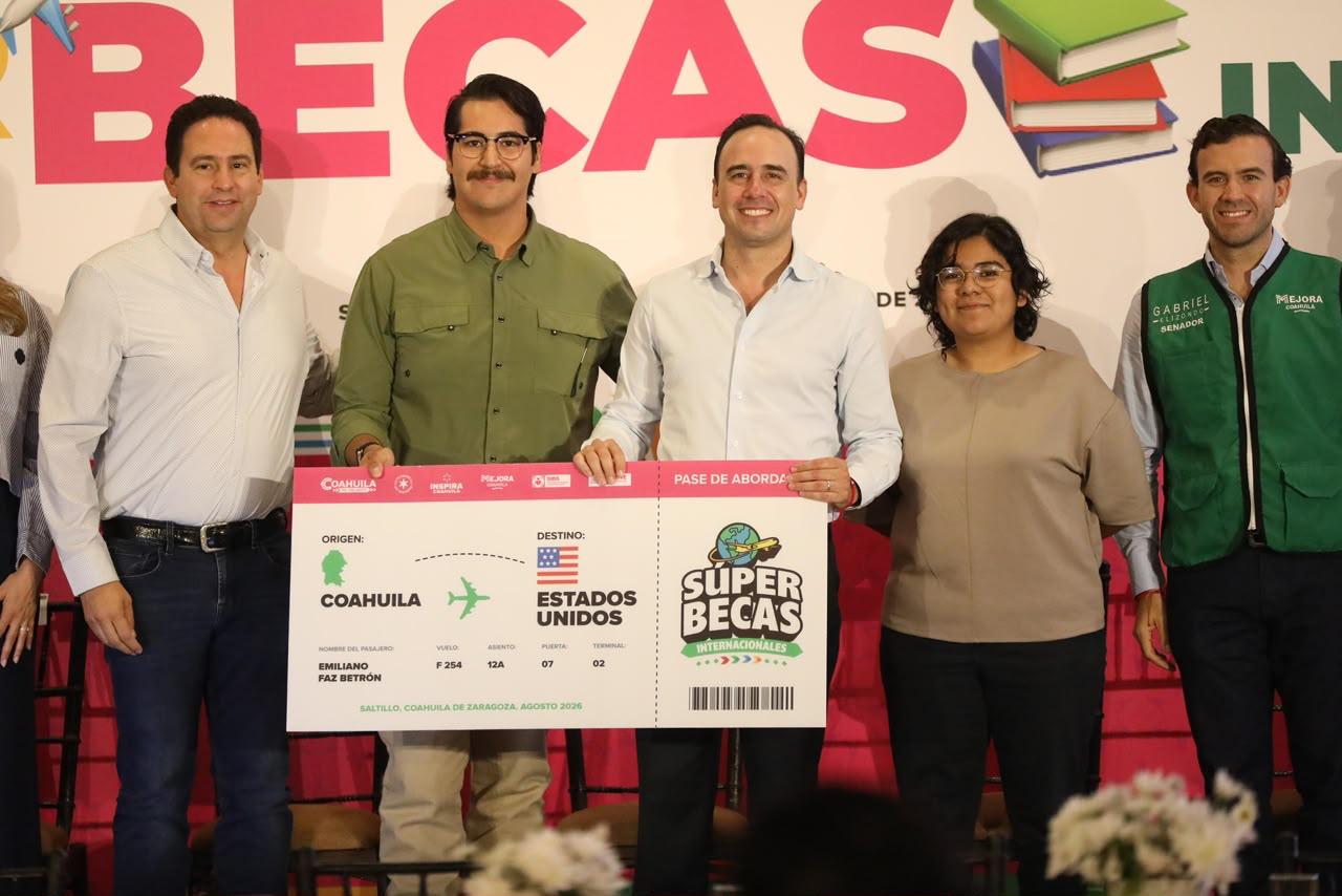 ENTREGA MANOLO "SÚPER BECAS" A JÓVENES COAHUILENSES