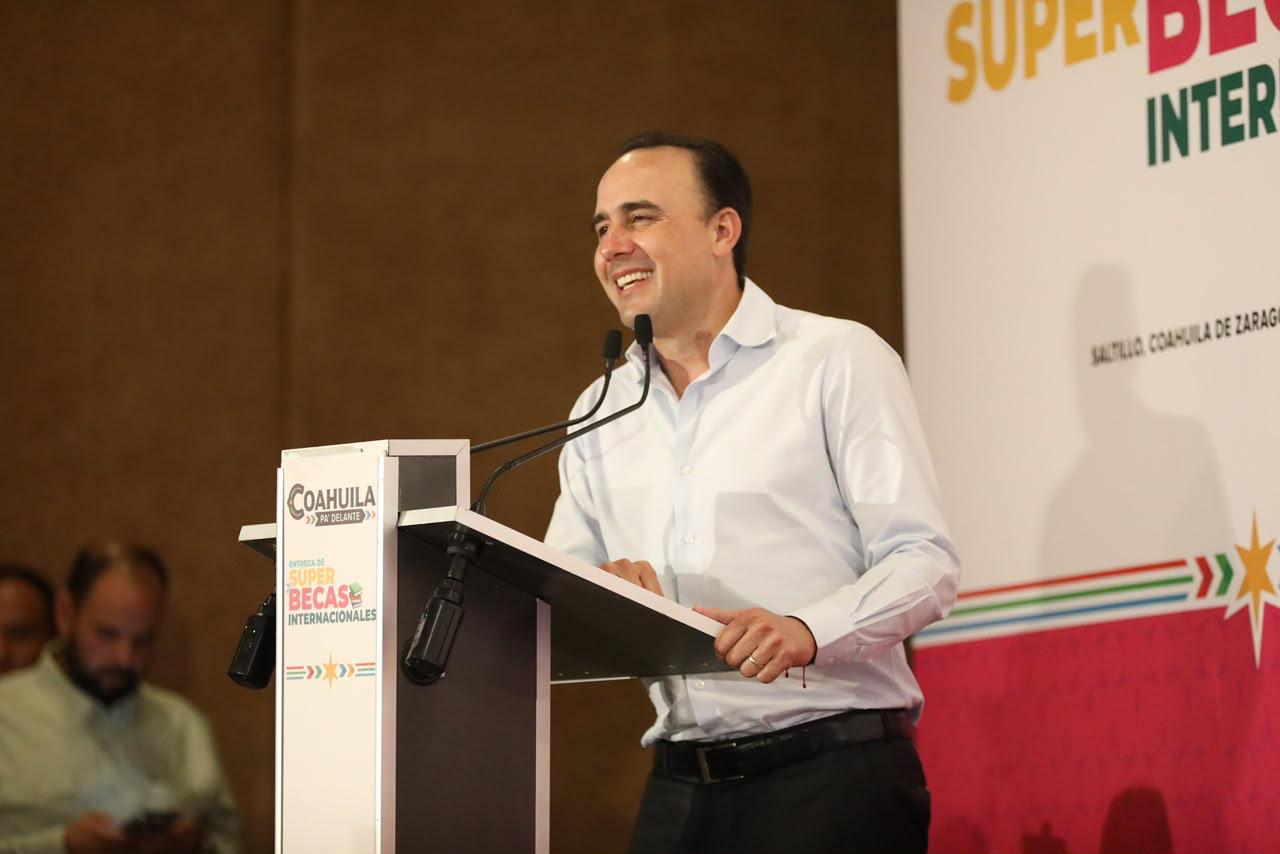 ENTREGA MANOLO "SÚPER BECAS" A JÓVENES COAHUILENSES