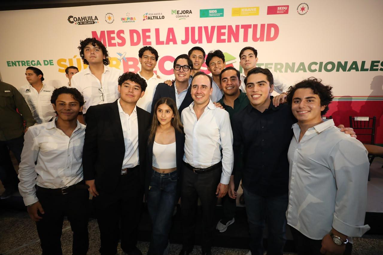 ENTREGA MANOLO "SÚPER BECAS" A JÓVENES COAHUILENSES