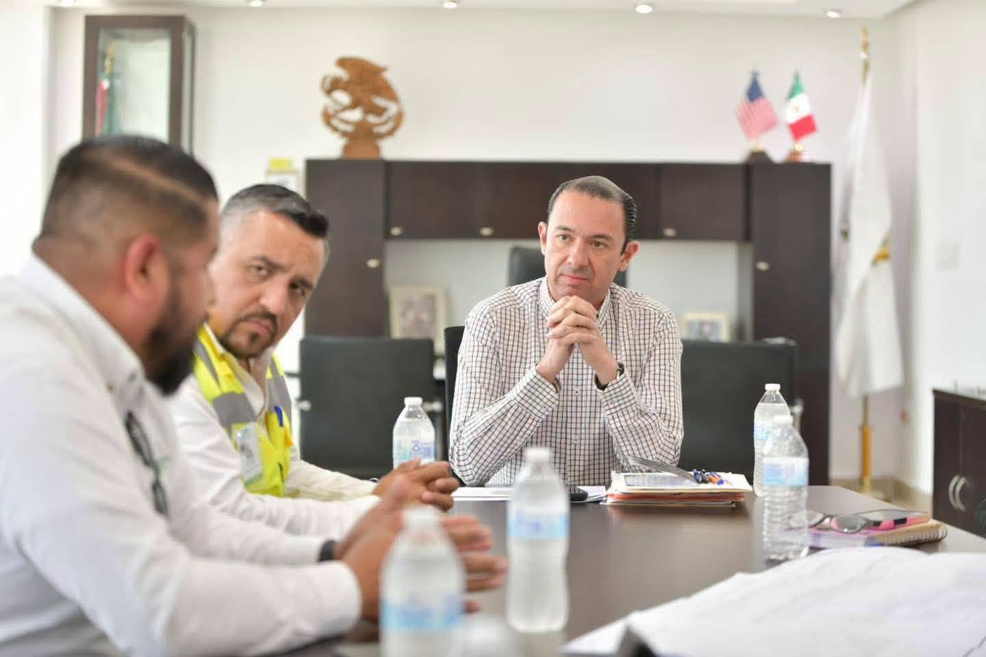 SE REUNE EL ALCALDE CON CFE