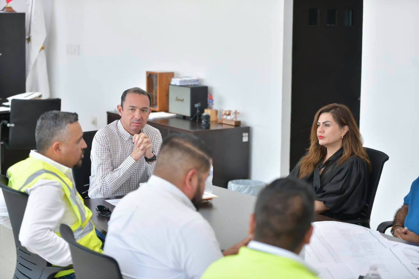 SE REUNE EL ALCALDE CON CFE