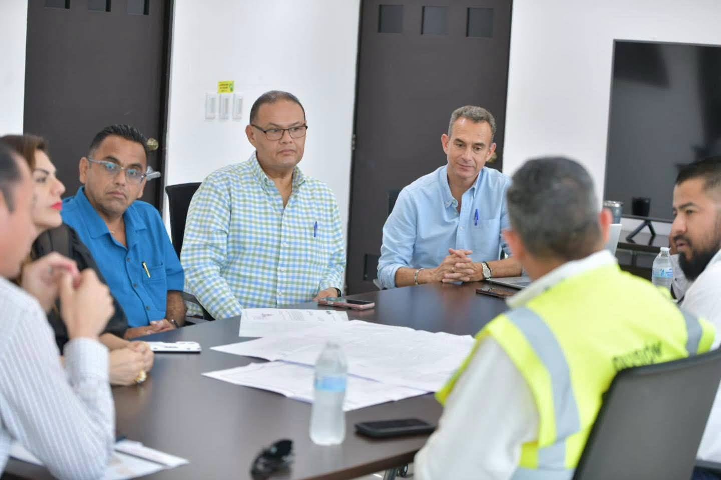SE REUNE EL ALCALDE CON CFE