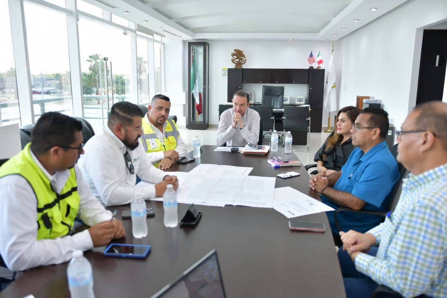 SE REUNE EL ALCALDE CON CFE