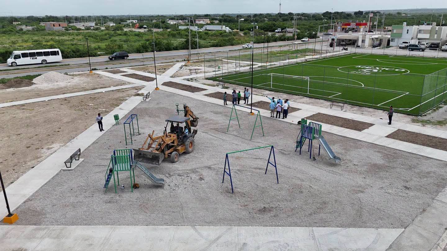 SUPERVISA EMILIO AVANCE DE OBRA EN COLINAS DEL VALLE