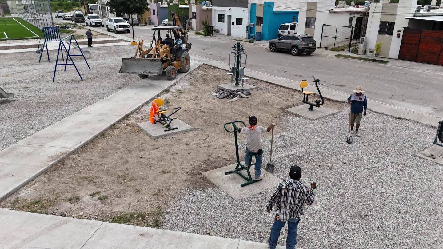 SUPERVISA EMILIO AVANCE DE OBRA EN COLINAS DEL VALLE