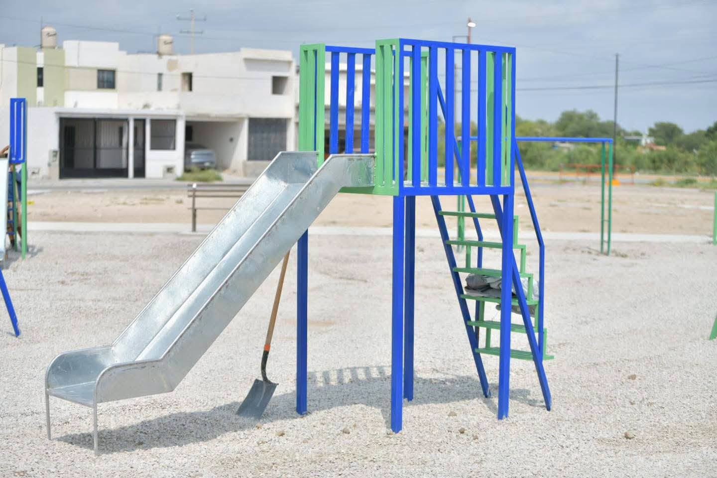 SUPERVISA EMILIO AVANCE DE OBRA EN COLINAS DEL VALLE