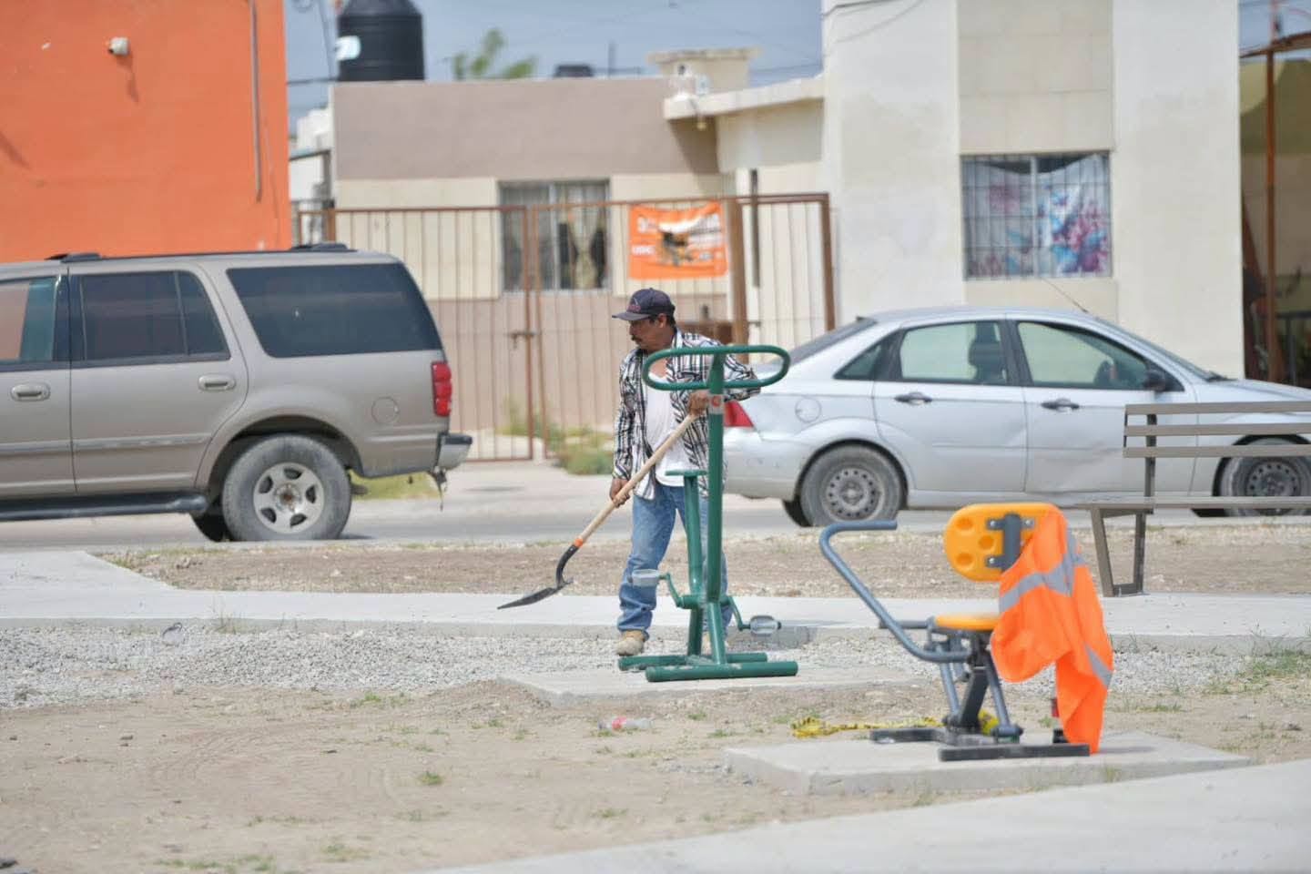 SUPERVISA EMILIO AVANCE DE OBRA EN COLINAS DEL VALLE