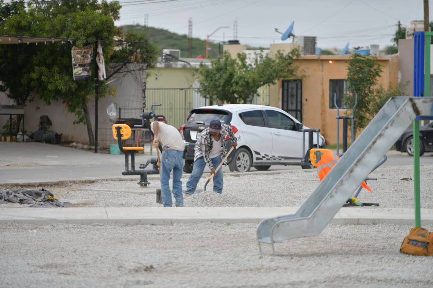 SUPERVISA EMILIO AVANCE DE OBRA EN COLINAS DEL VALLE