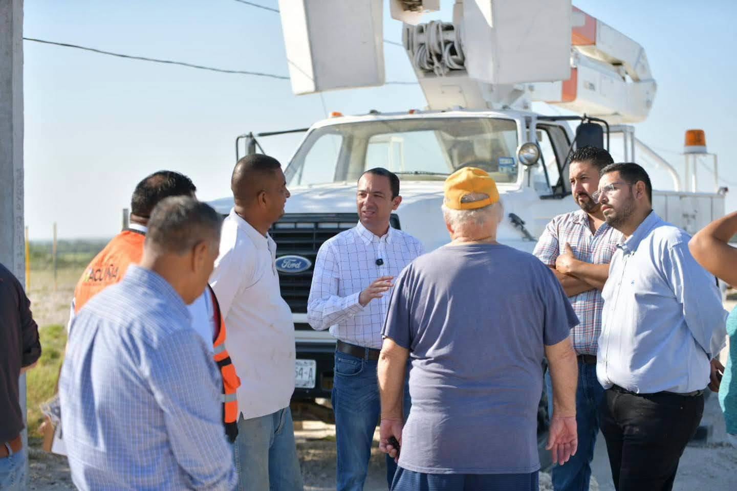 SUPERVISA EMILIO OBRA DE ELECTRIFICACIÓN