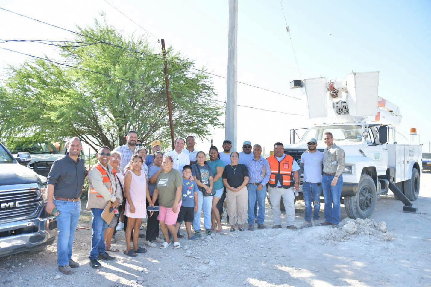SUPERVISA EMILIO OBRA DE ELECTRIFICACIÓN