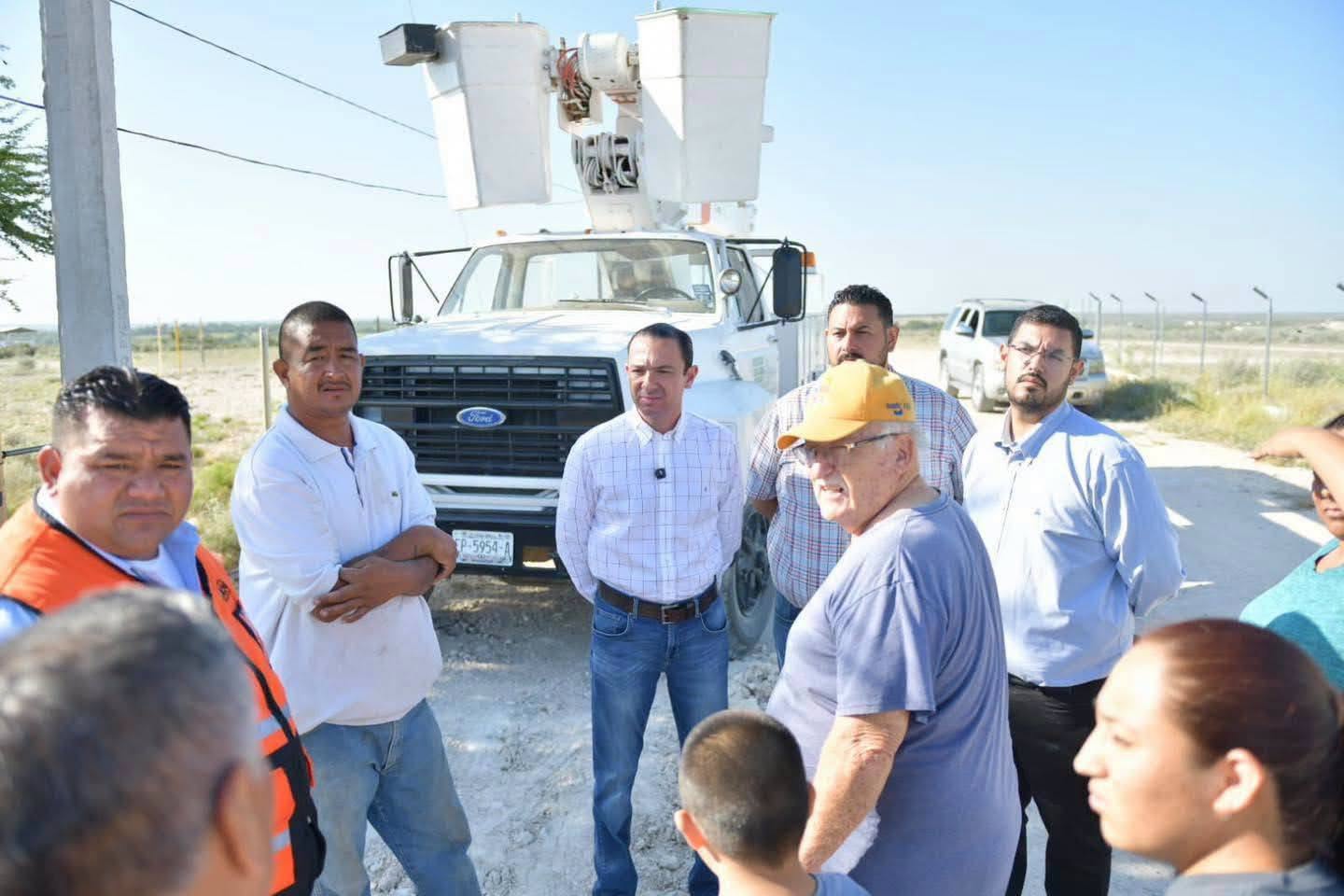 SUPERVISA EMILIO OBRA DE ELECTRIFICACIÓN
