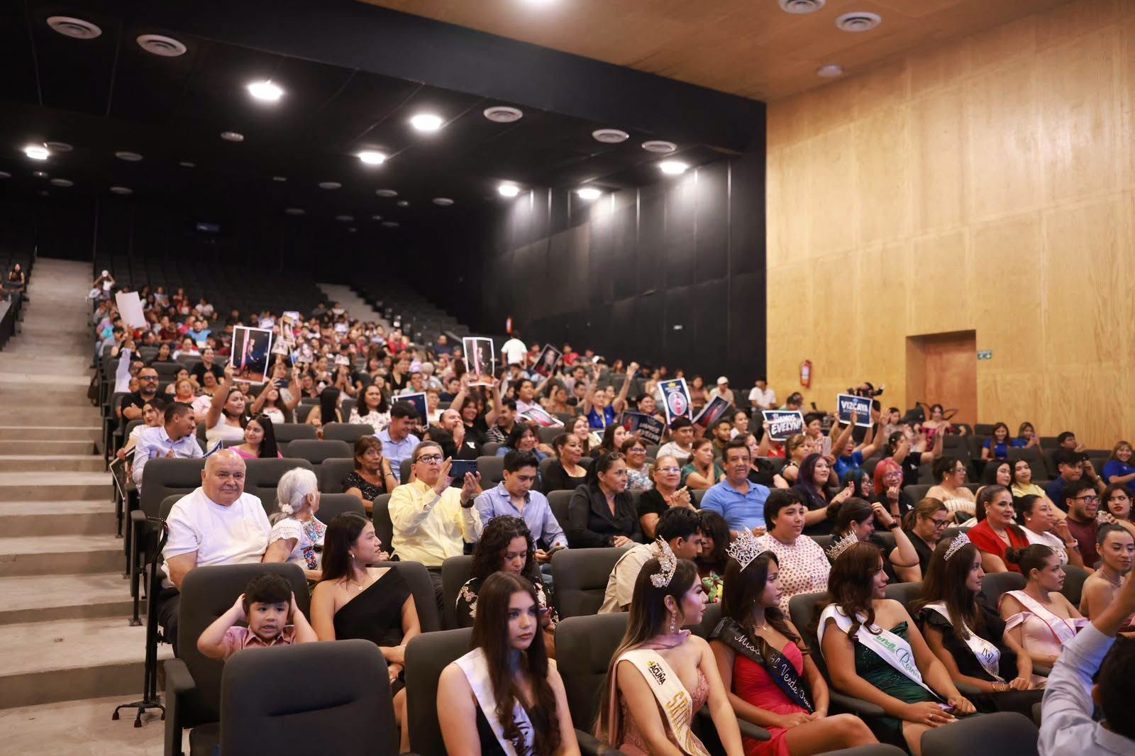 BRILLA EL TALENTO Y LA ELEGANCIA EN EL CERTAMEN DE LA REINA DE LAS FIESTAS DE LA AMISTAD 2026