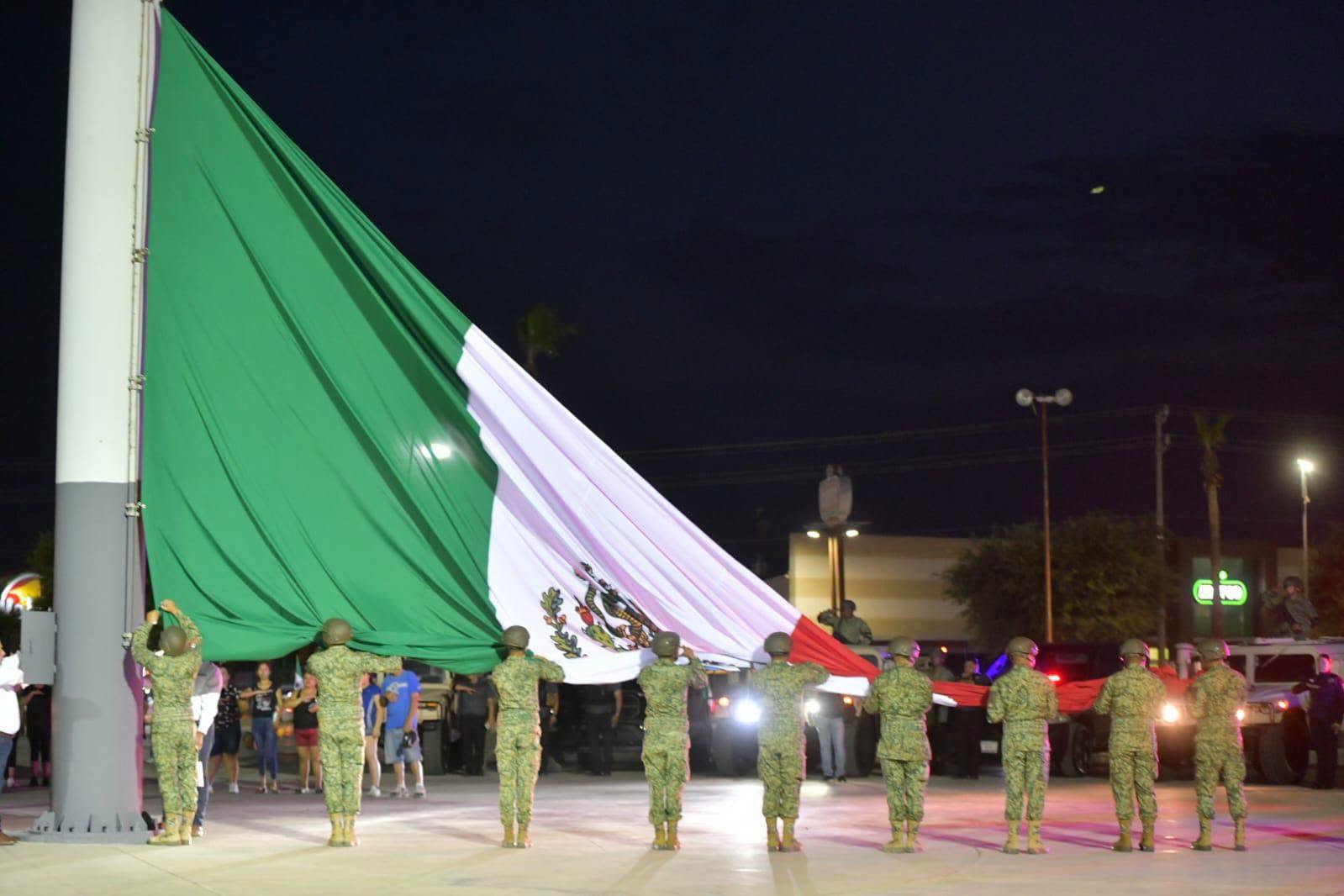 CON EL IZAMIENTO DE LA ENSEÑA NACIONAL INICIAN ACTIVIDADES DEL MES PATRIO