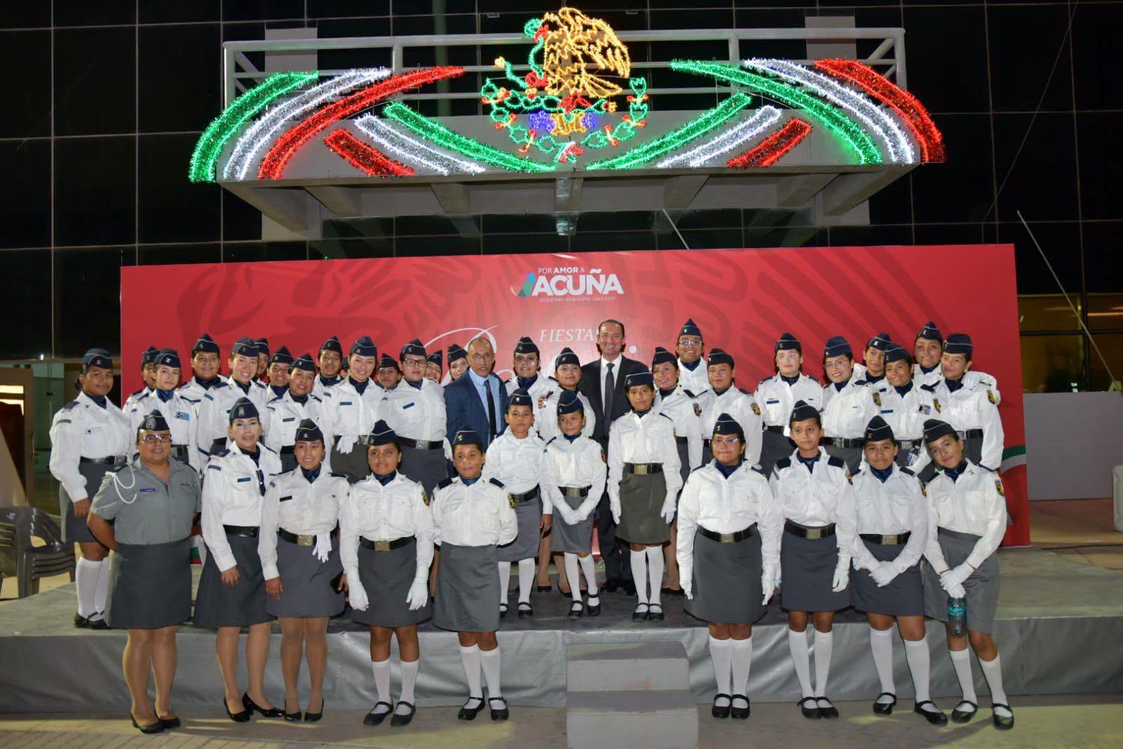 CON EL IZAMIENTO DE LA ENSEÑA NACIONAL INICIAN ACTIVIDADES DEL MES PATRIO