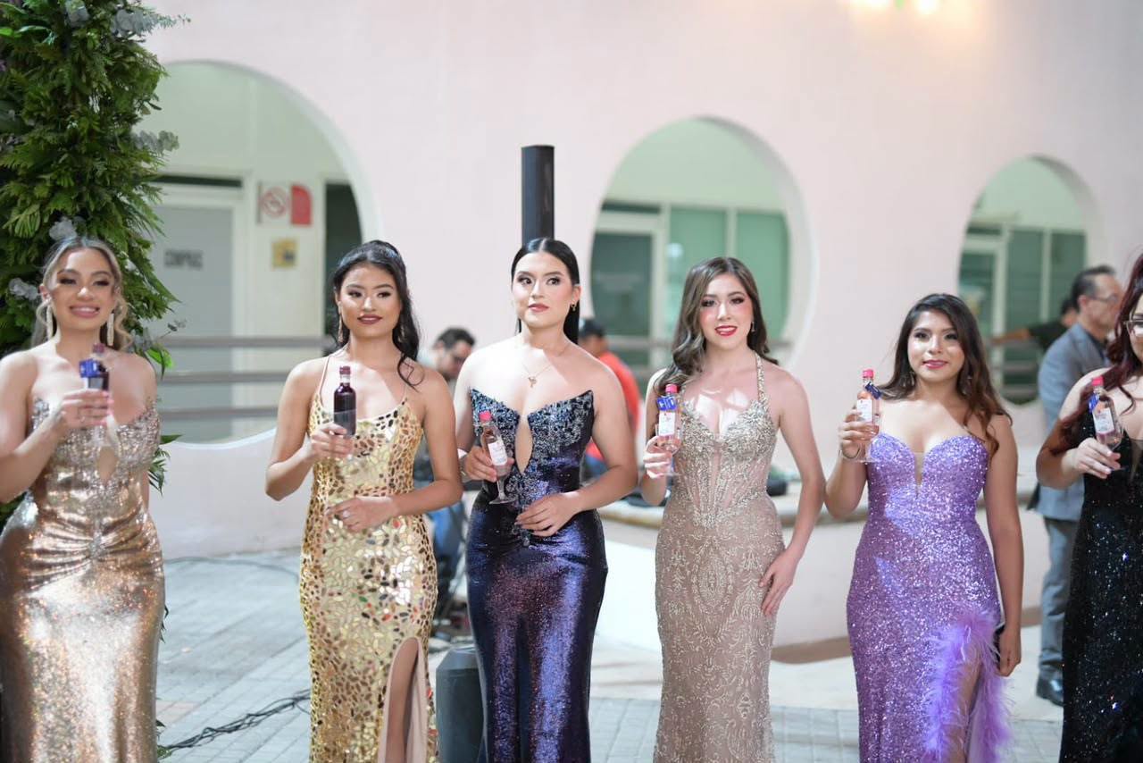 CORONAN A AMOR ITZEL COMO REINA DE LAS FIESTAS DE LA AMISTAD E INAUGURAN LA FERIA DE ACUÑA 2026