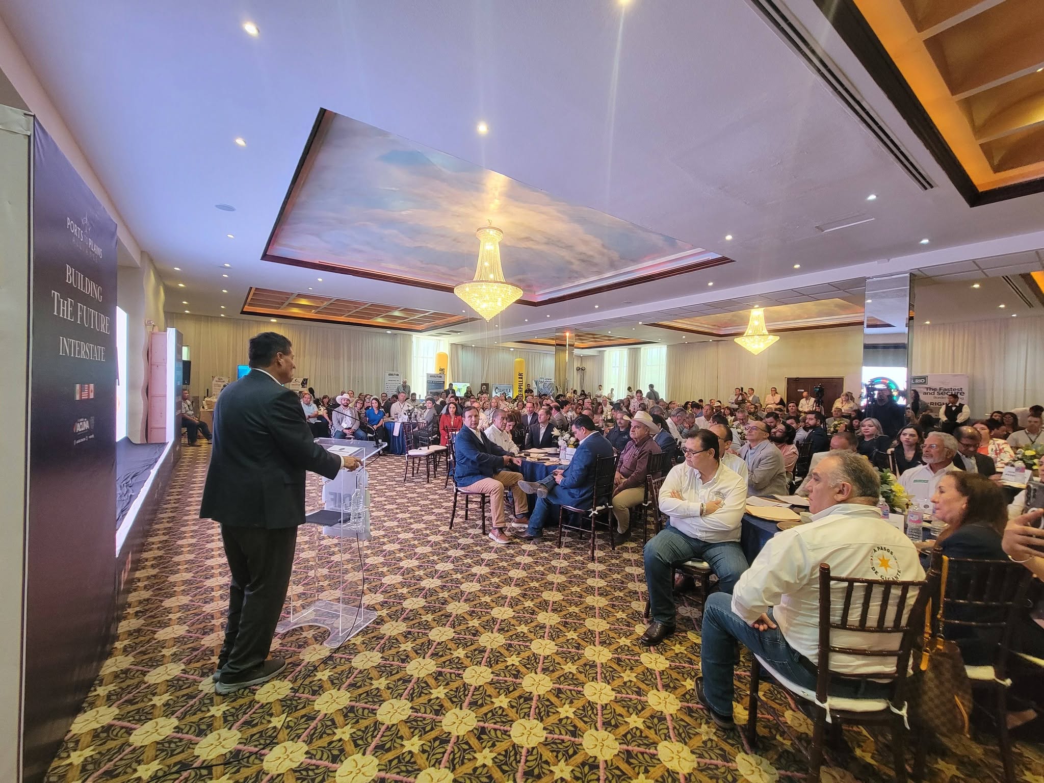 El alcalde Emilio De Hoyos da la bienvenida a los miembros de la Coalición de Ports to Plains