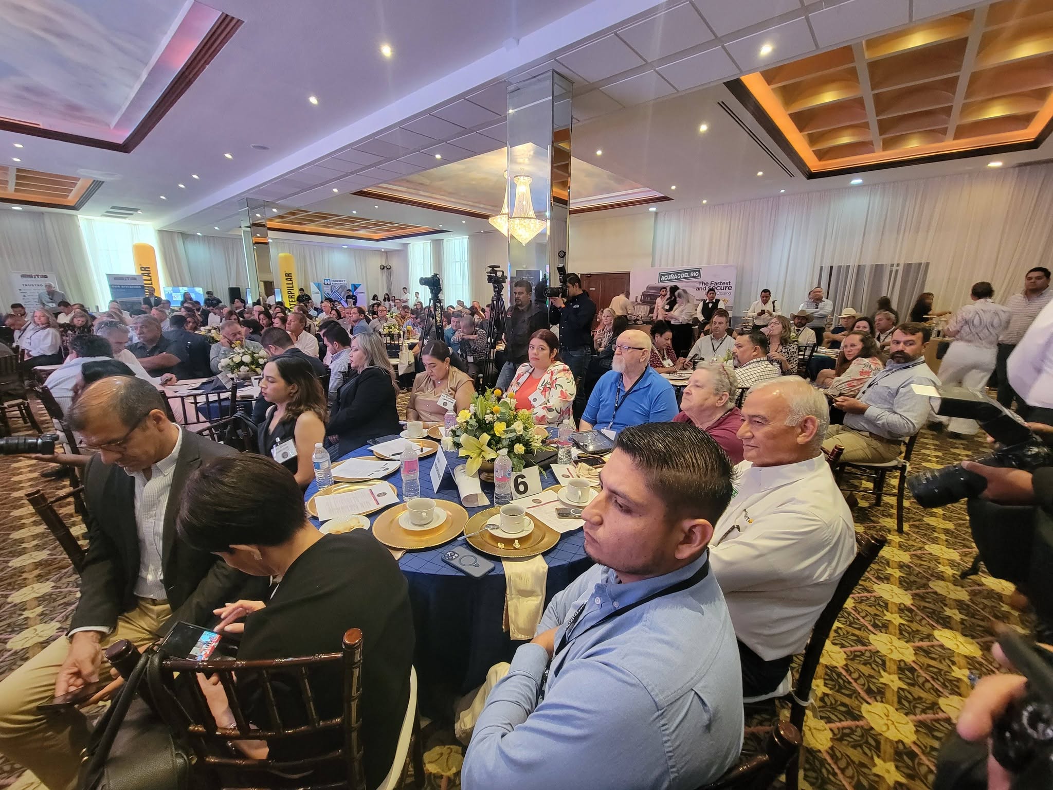 El alcalde Emilio De Hoyos da la bienvenida a los miembros de la Coalición de Ports to Plains