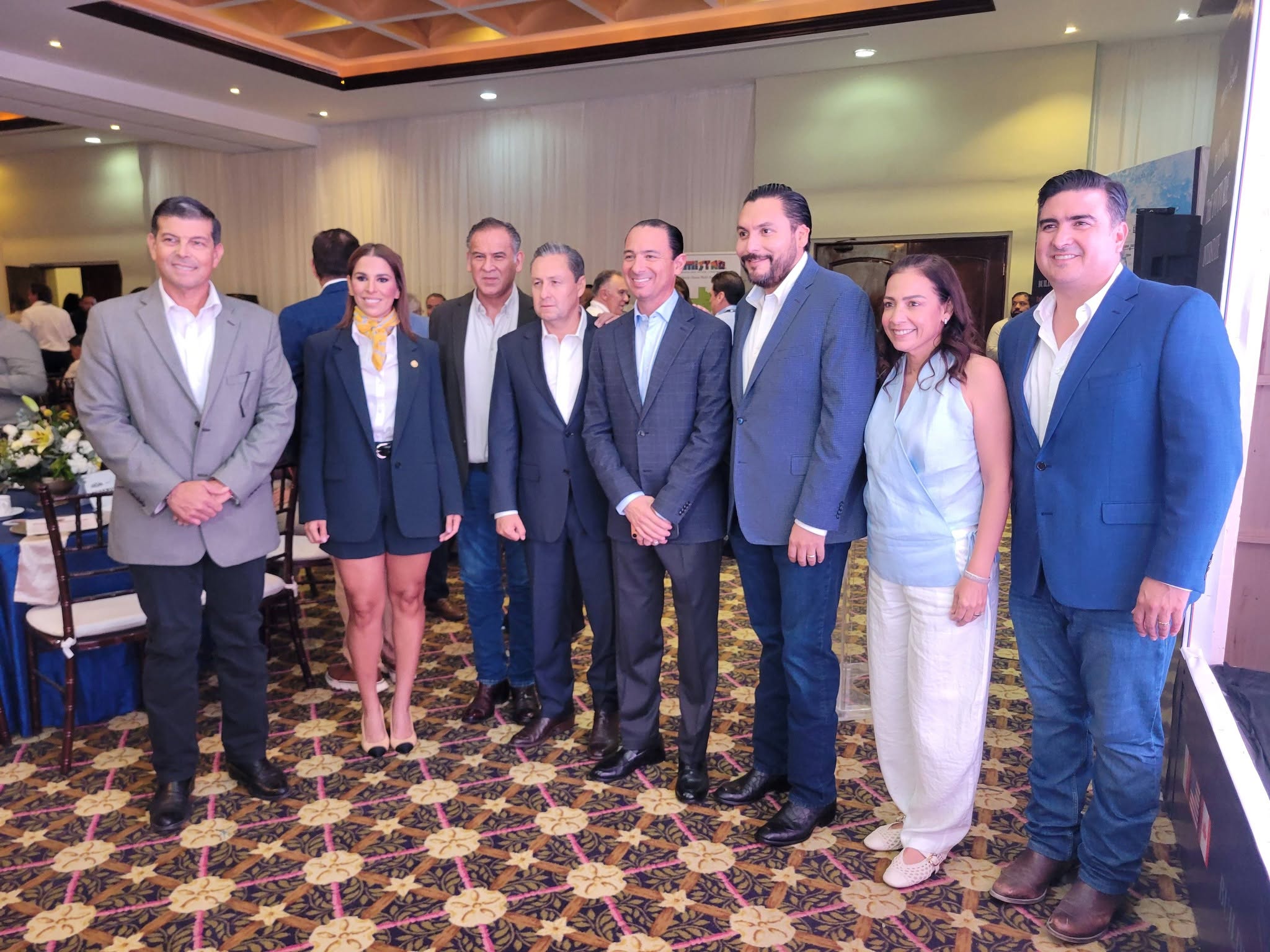 El alcalde Emilio De Hoyos da la bienvenida a los miembros de la Coalición de Ports to Plains