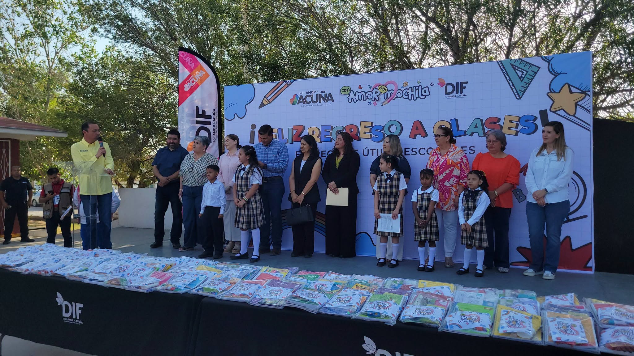Encabeza el alcalde Emilio De Hoyos arranque del programa "Por amor a tu mochila"
