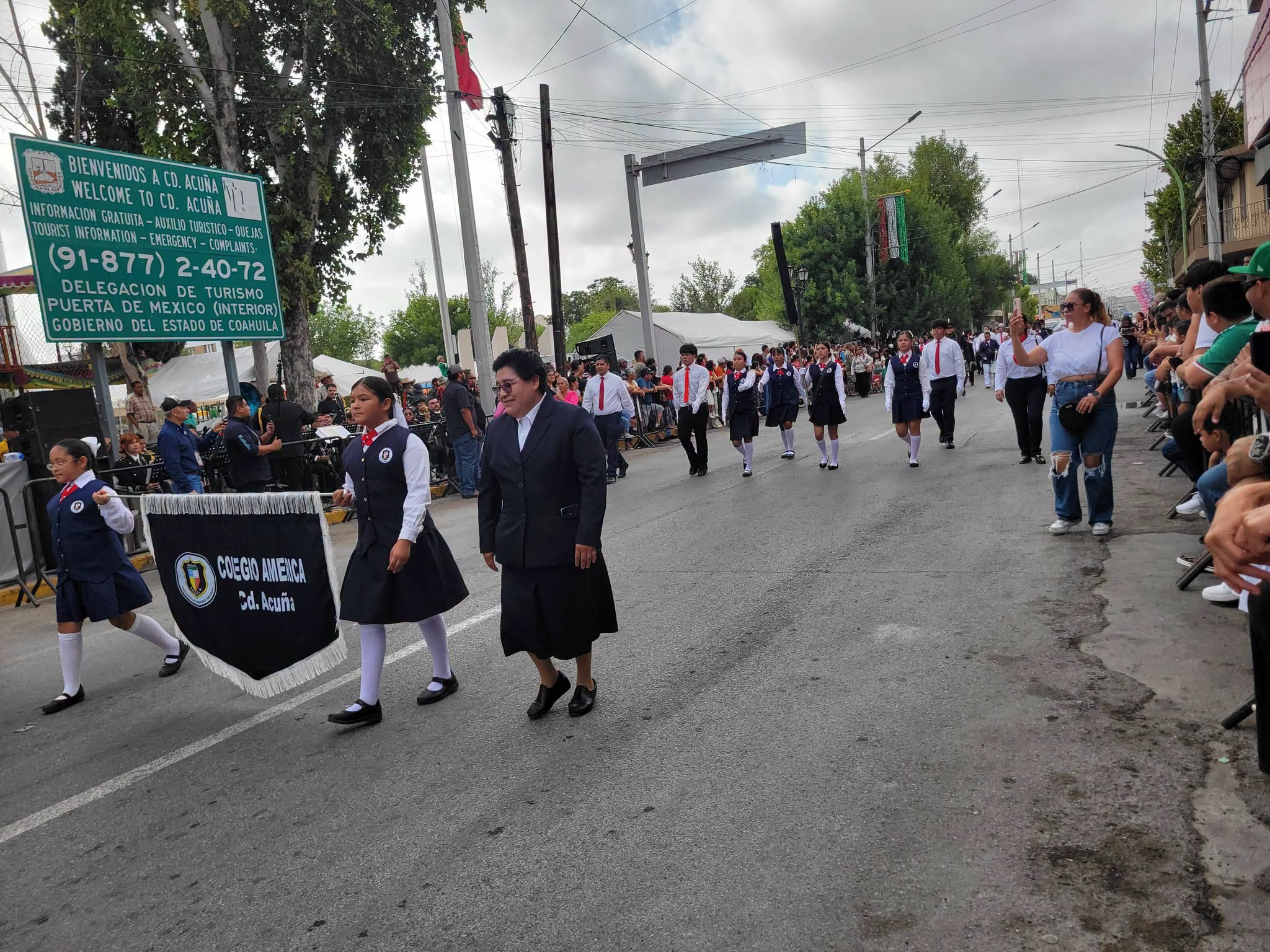 Encabeza el presidente municipal Lic Emilio De Hoyos desfile de la Independencia