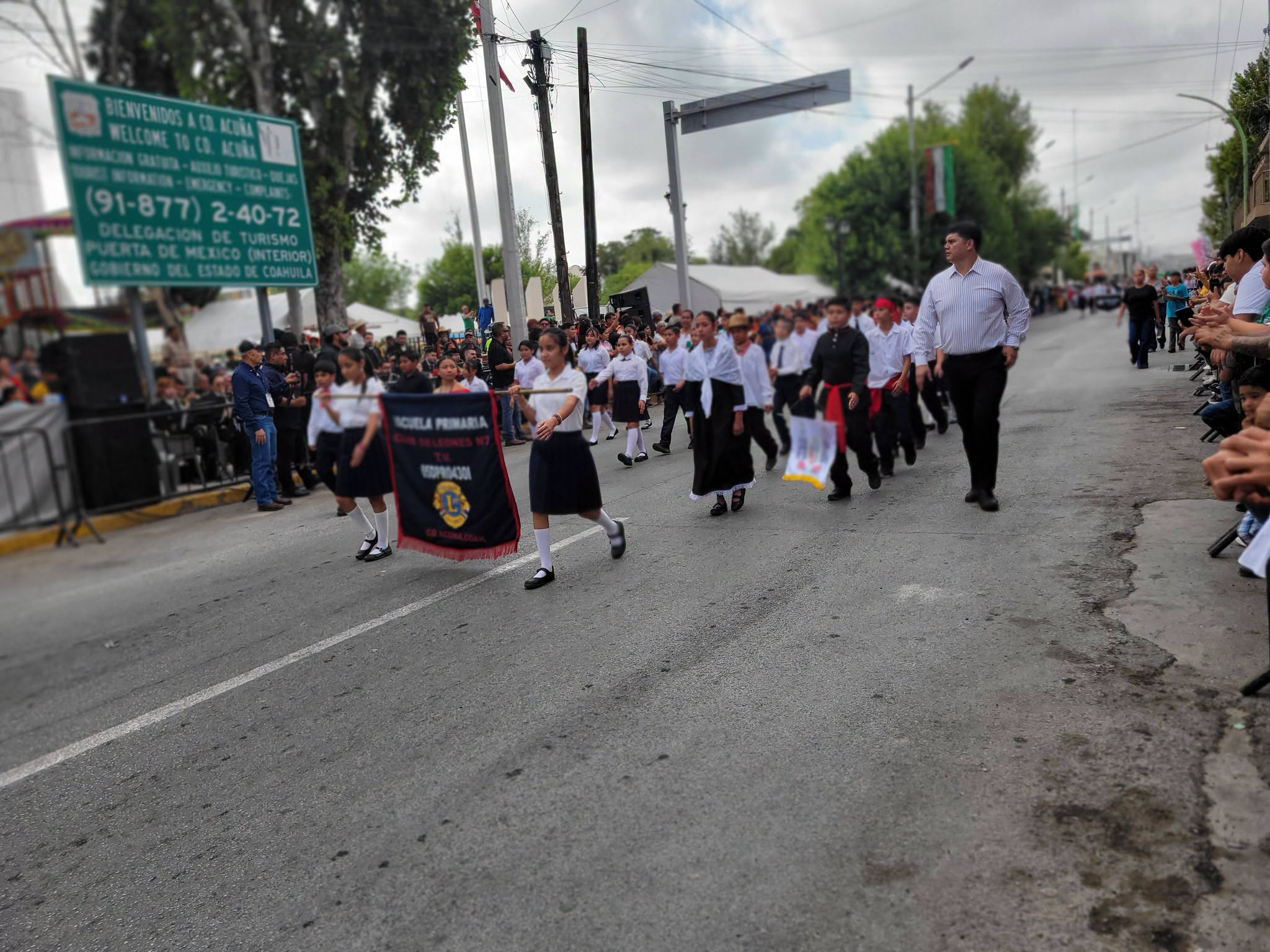 Encabeza el presidente municipal Lic Emilio De Hoyos desfile de la Independencia