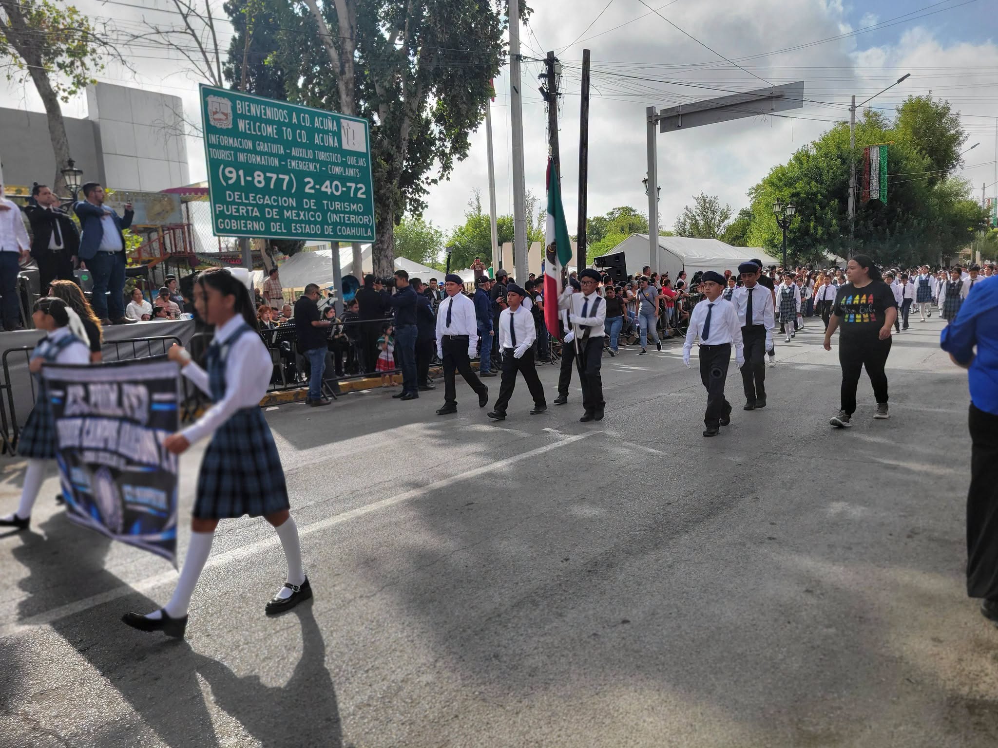 Encabeza el presidente municipal Lic Emilio De Hoyos desfile de la Independencia