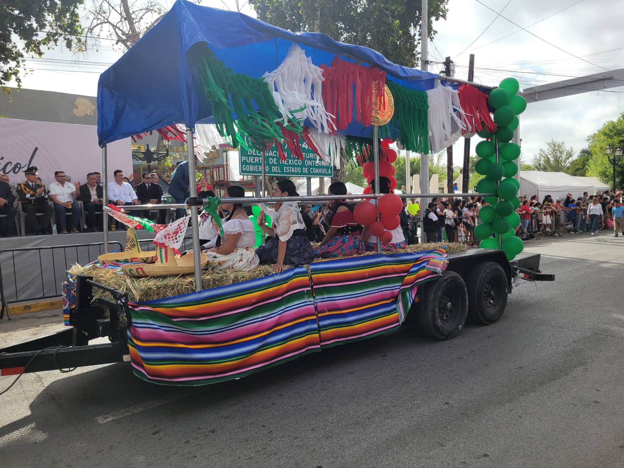 Encabeza el presidente municipal Lic Emilio De Hoyos desfile de la Independencia