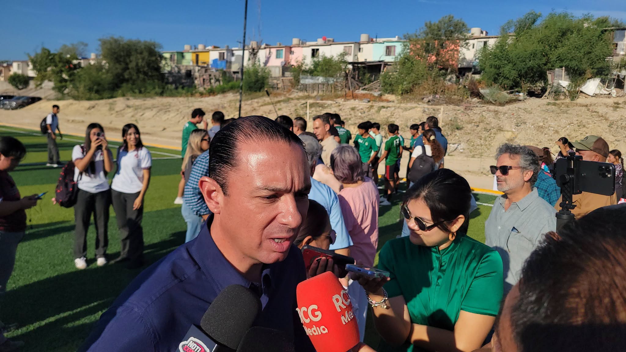 Entrega el alcalde Emilio De Hoyos cancha en el CBTIS 54