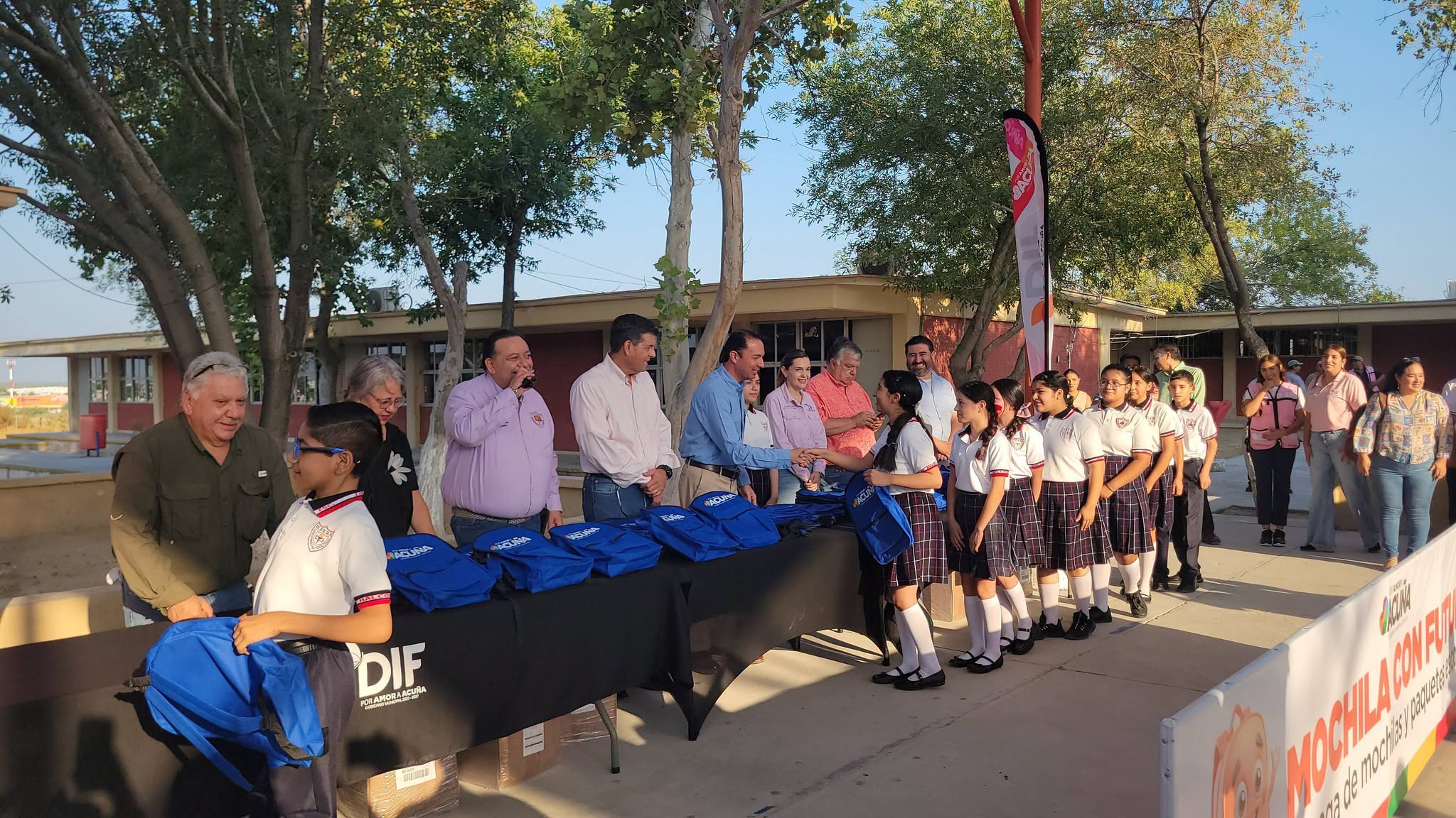 Entrega Emilio mochilas y útiles escolares