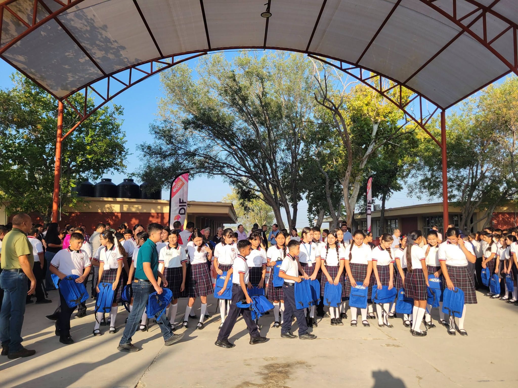 Entrega Emilio mochilas y útiles escolares