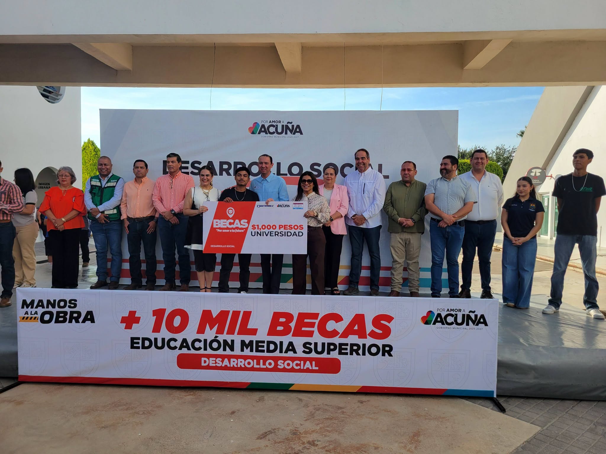 Entregan mil 200 becas a estudiantes de preparatorias y universidades
