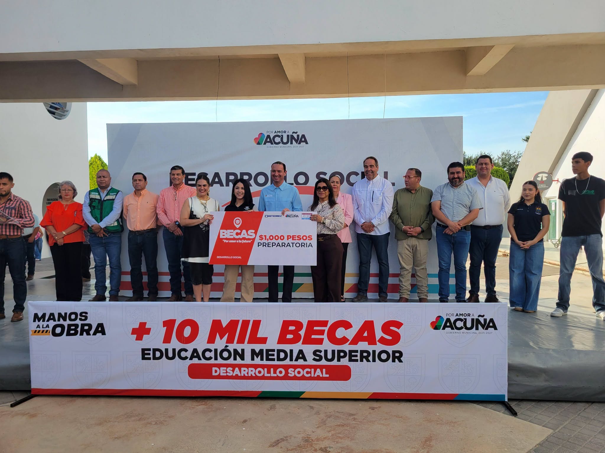 Entregan mil 200 becas a estudiantes de preparatorias y universidades