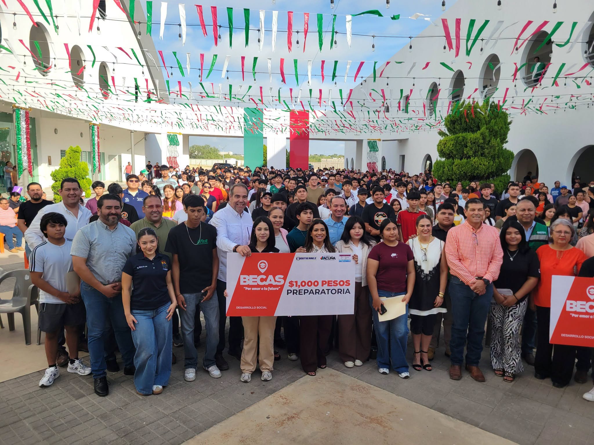 Entregan mil 200 becas a estudiantes de preparatorias y universidades