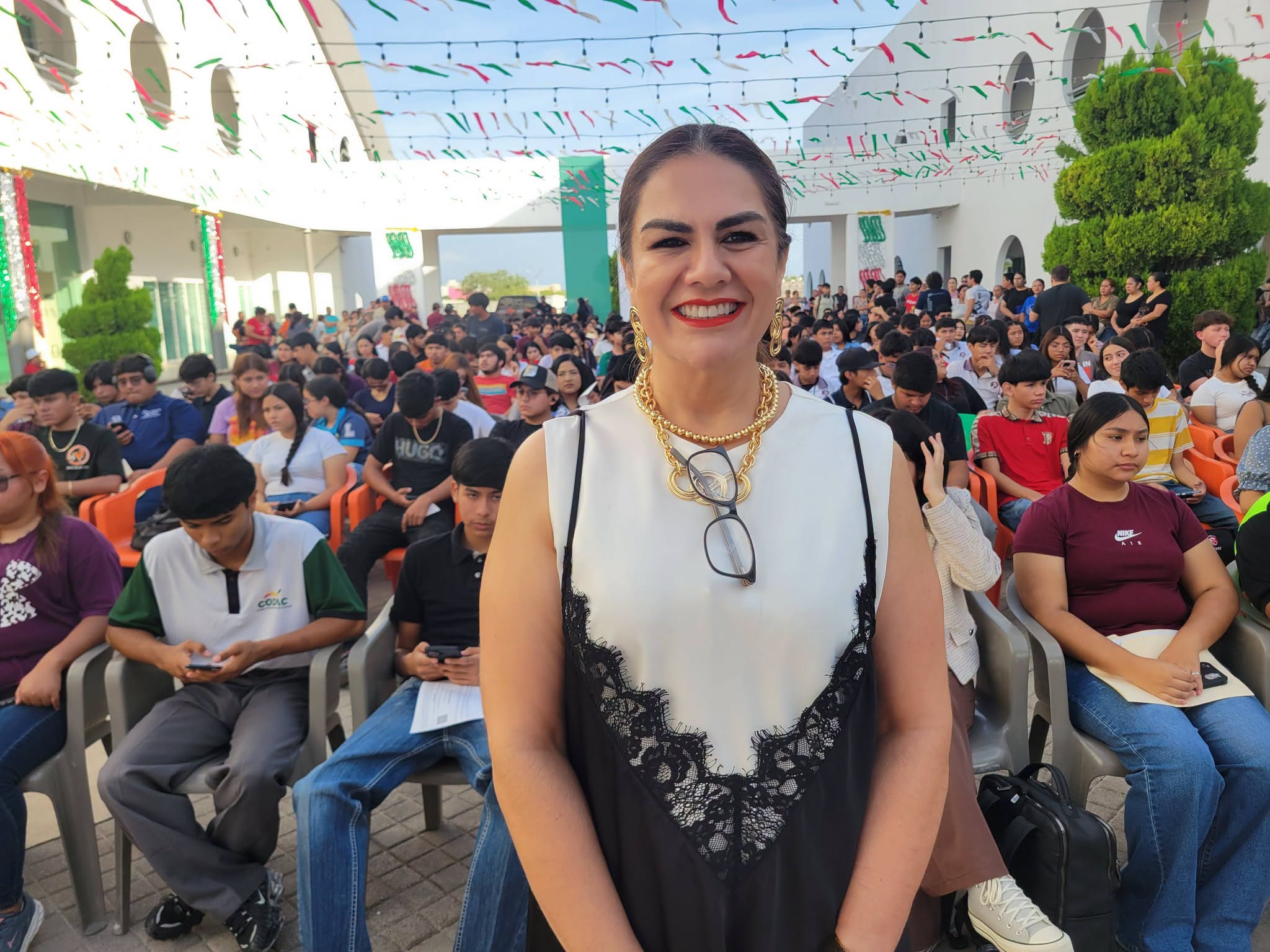 Entregan mil 200 becas a estudiantes de preparatorias y universidades