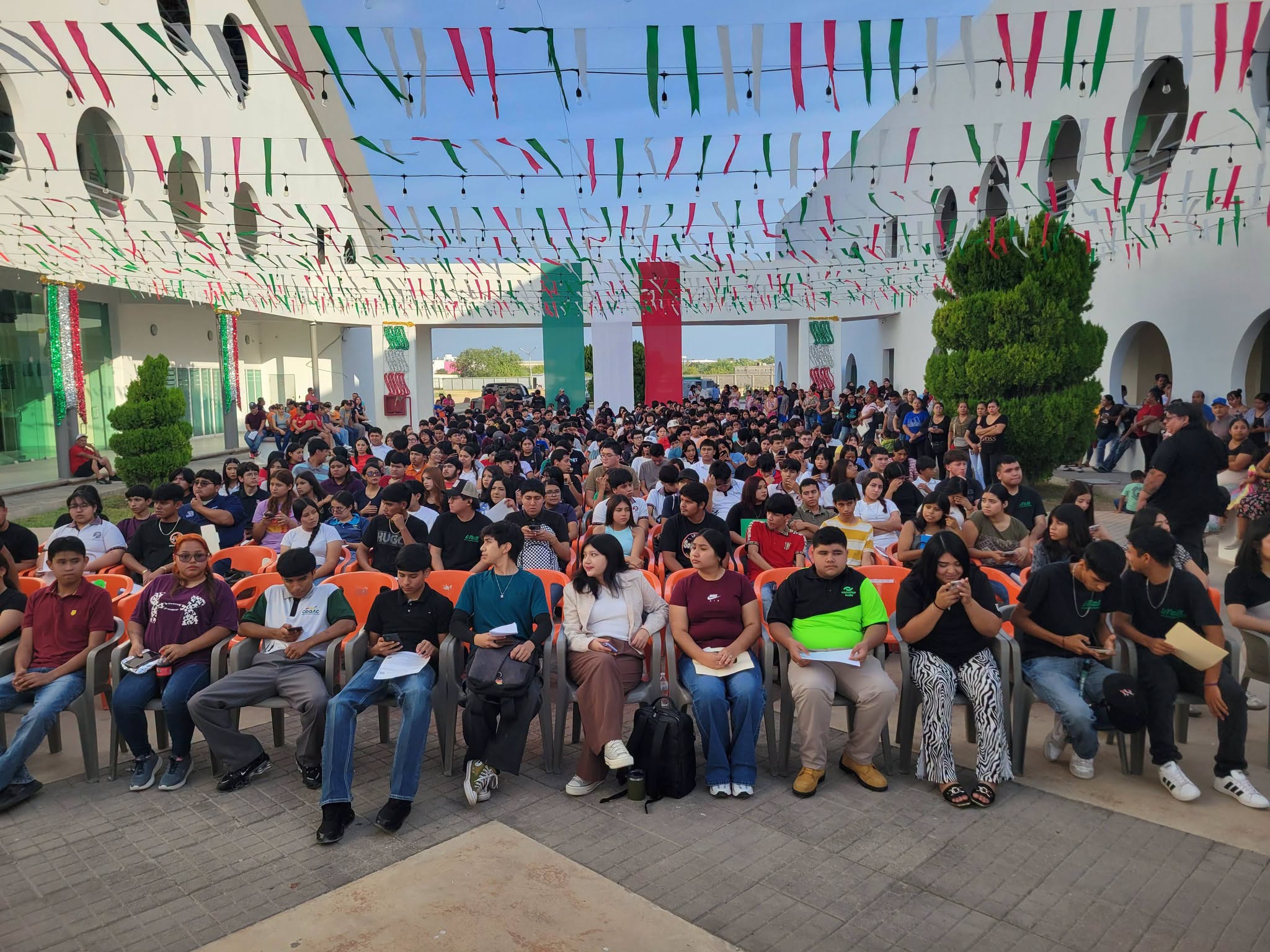 Entregan mil 200 becas a estudiantes de preparatorias y universidades