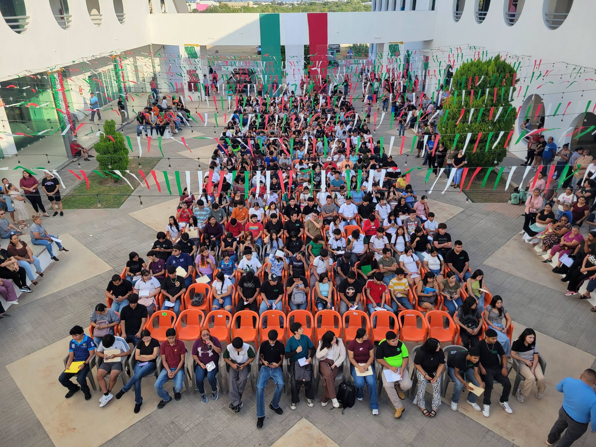 Entregan mil 200 becas a estudiantes de preparatorias y universidades