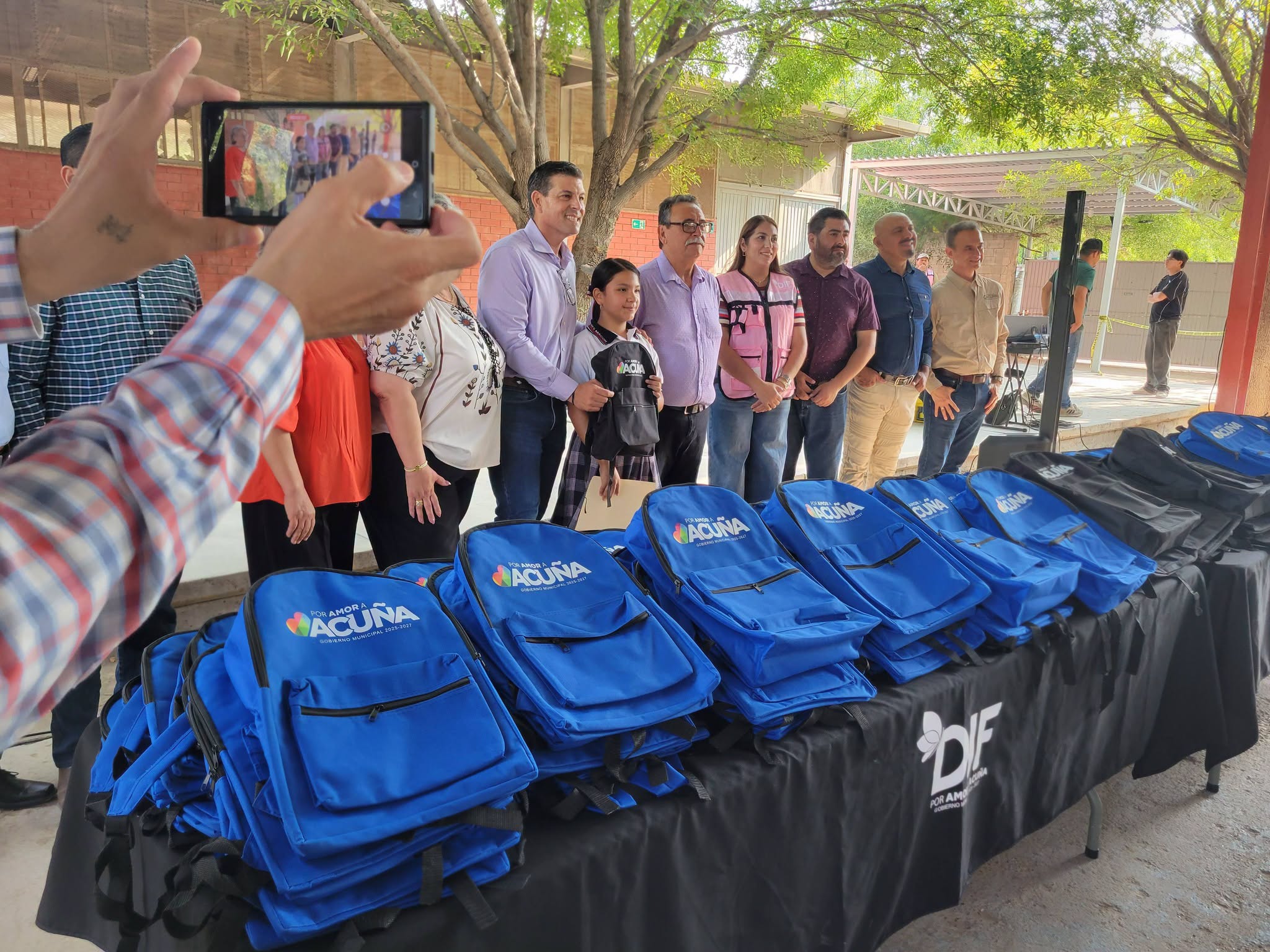 Entregan mochilas en secundaria Hermanos Flores Magón