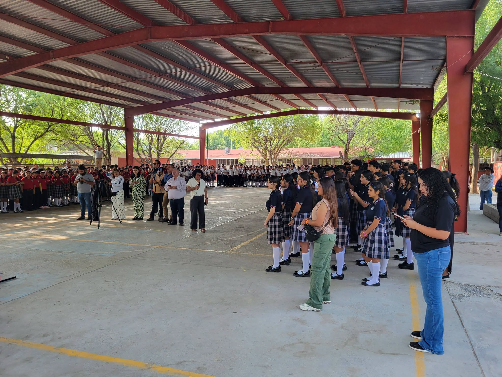 Entregan mochilas en secundaria Hermanos Flores Magón