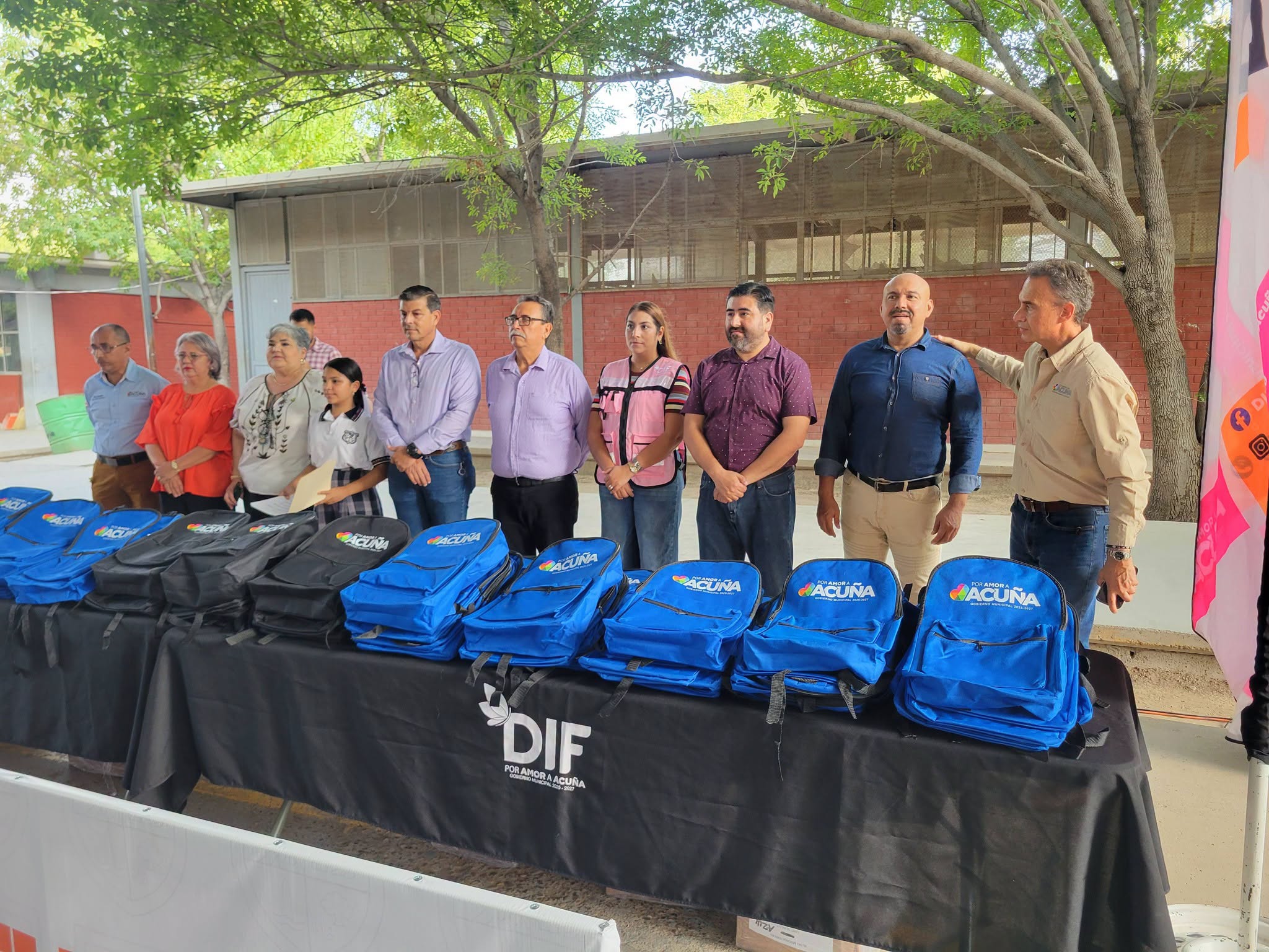 Entregan mochilas en secundaria Hermanos Flores Magón