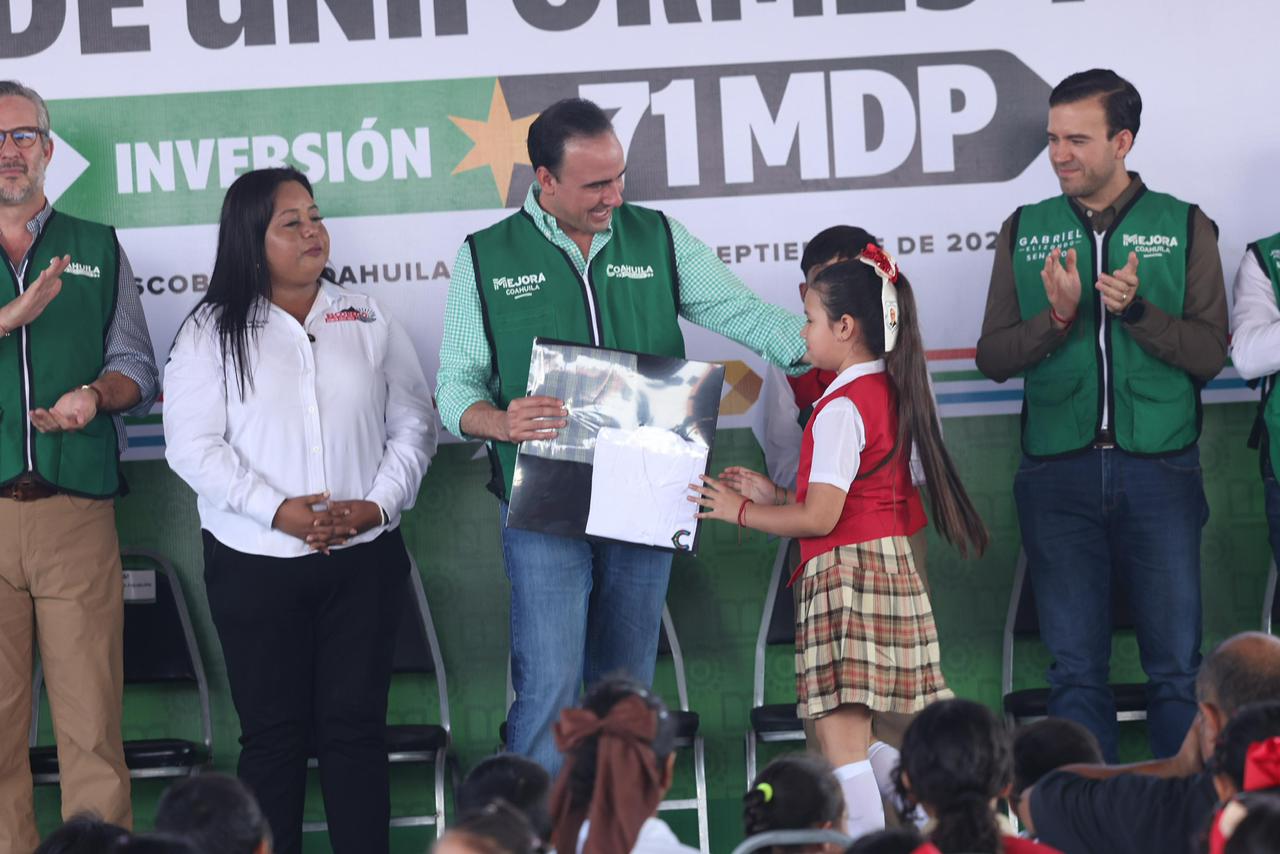 INICIA MANOLO ENTREGA DE UNIFORMES Y TENIS GRATIS EN LAS ESCUELAS RURALES