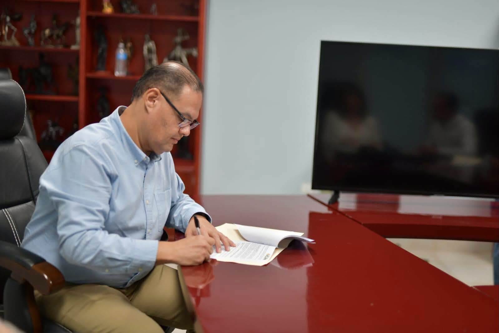 JUNTOS EMILIO DE HOYOS Y LA FUNDACIÓN GUTIÉRREZ IMPULSAN LA EDUCACIÓN