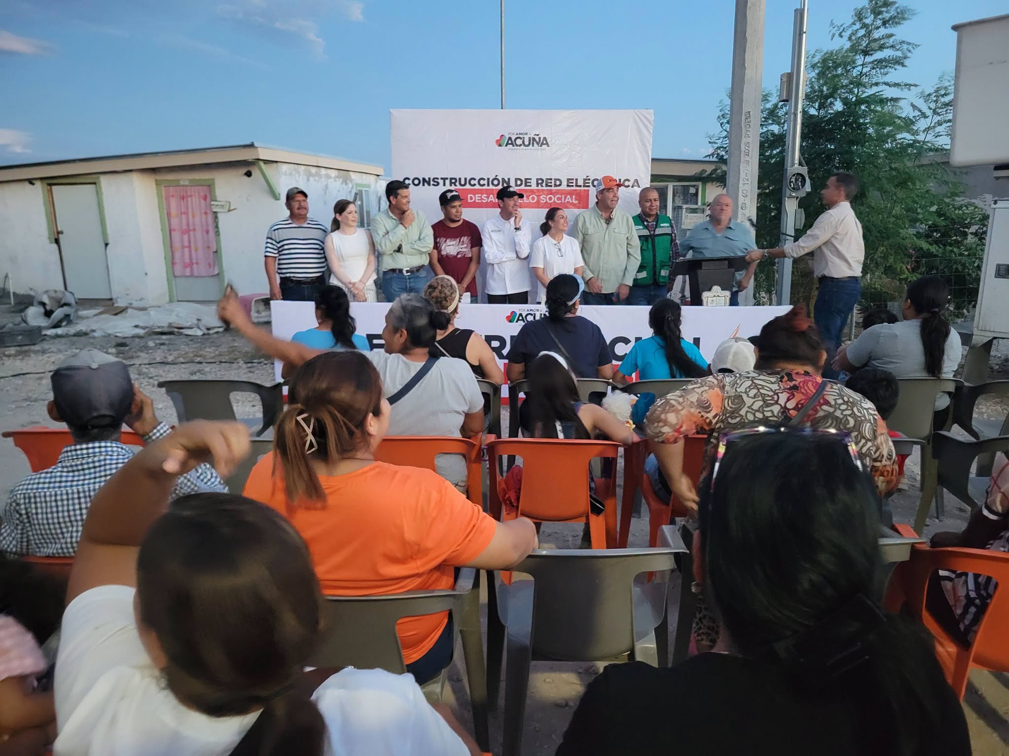 Lleva el alcalde Emilio De Hoyos electrificación a la Burócratas municipales