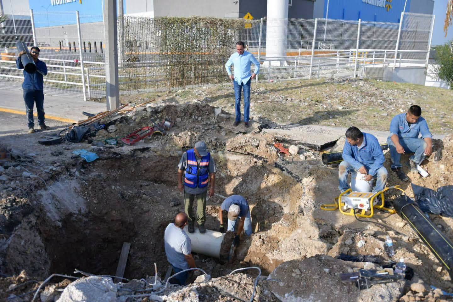 SUPERVISA EL ALCALDE REPARACIONES DE TUBERIAS DE GAS Y AGUA POTABLE