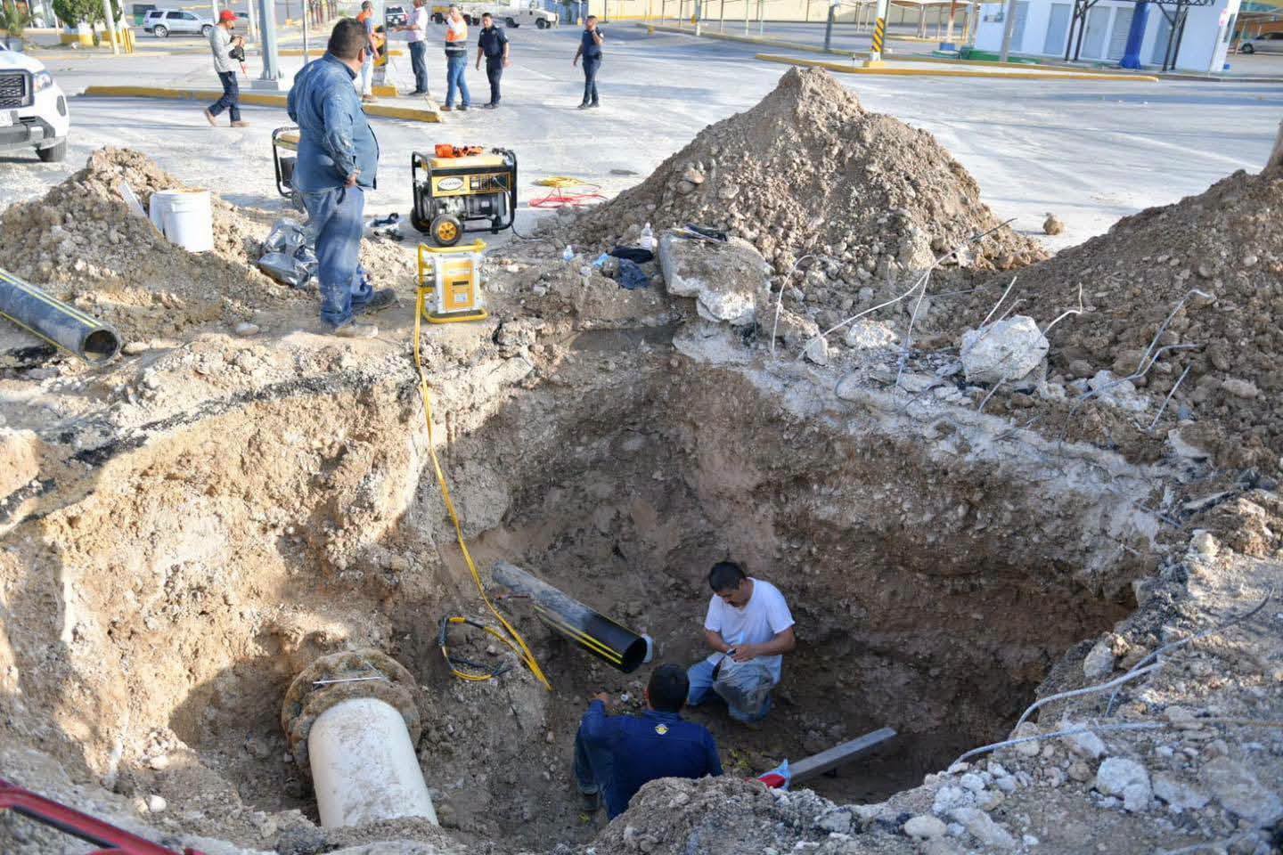 SUPERVISA EL ALCALDE REPARACIONES DE TUBERIAS DE GAS Y AGUA POTABLE